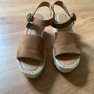 Universal Threads platform sandal